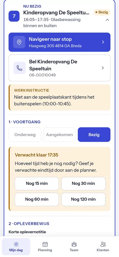 Mijn Dag op een telefoon: stop 7 bij Kinderopvang De Speeltuin, knop Navigeer naar stop, een werkinstructie en de voortgang Onderweg, Aangekomen, Bezig.